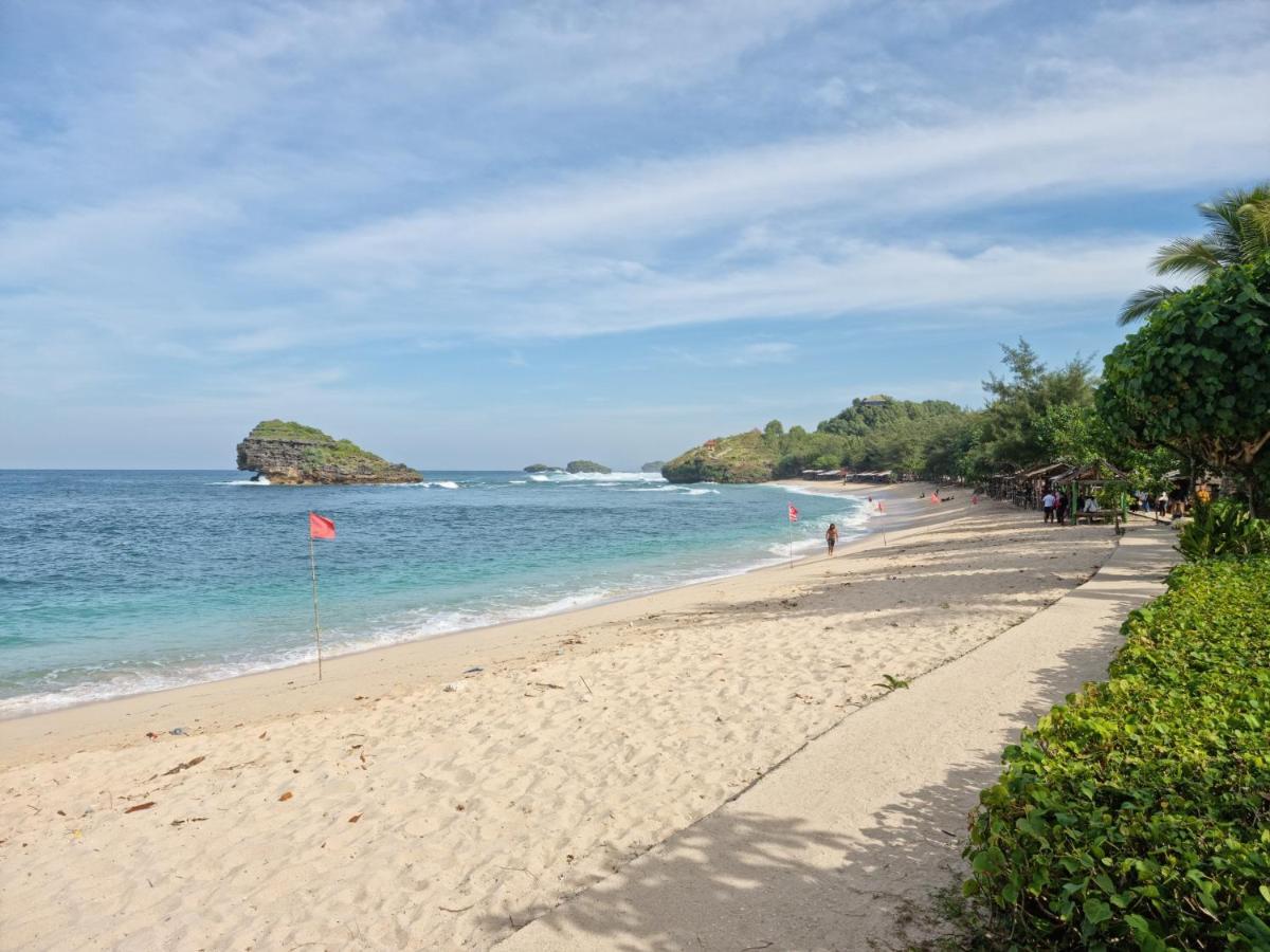 Istana Ombak Eco Resort Pacitan Exterior foto
