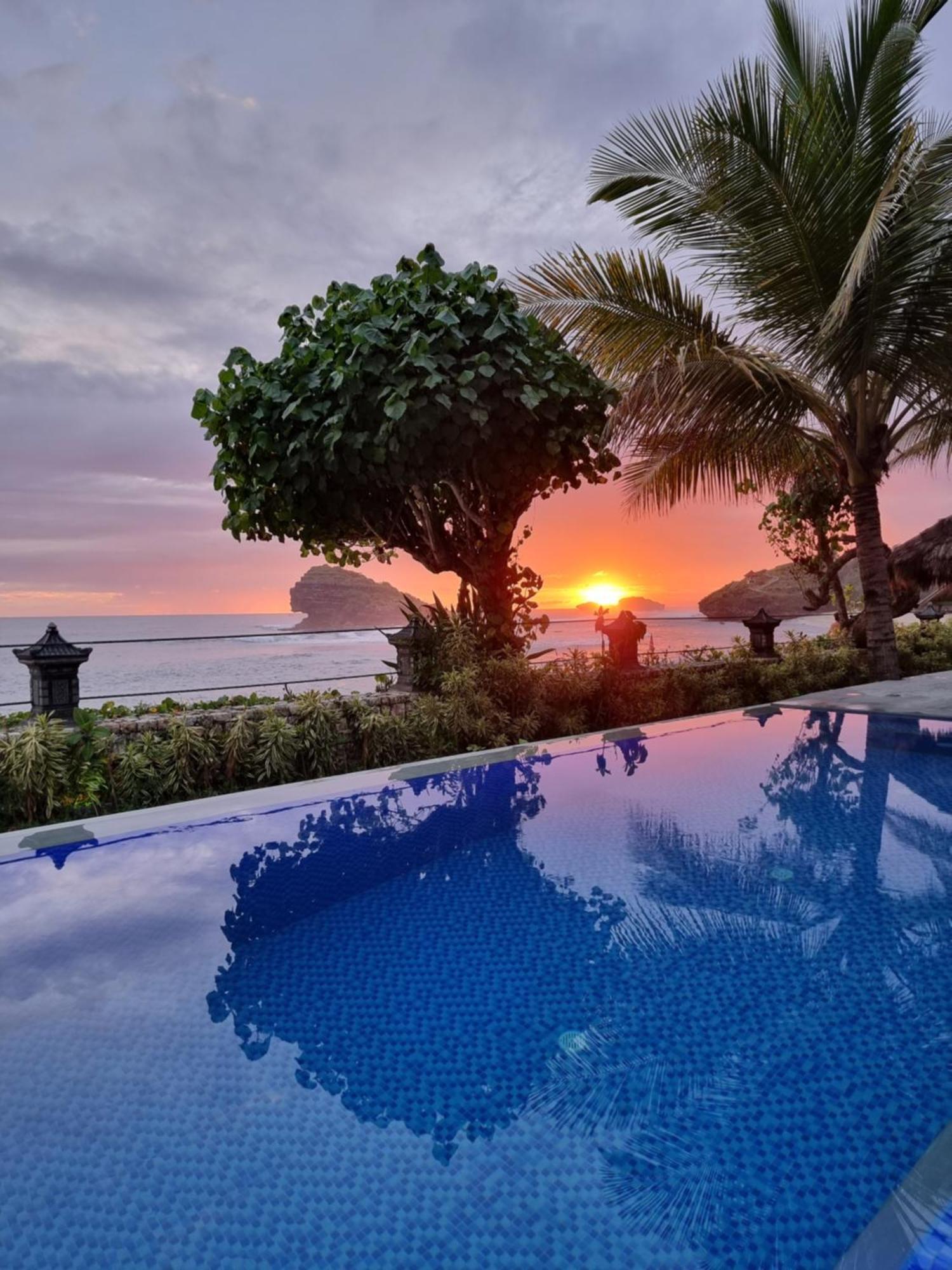 Istana Ombak Eco Resort Pacitan Exterior foto